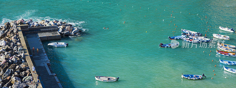 在Vernazza, Cinque Terre，意大利的防波堤